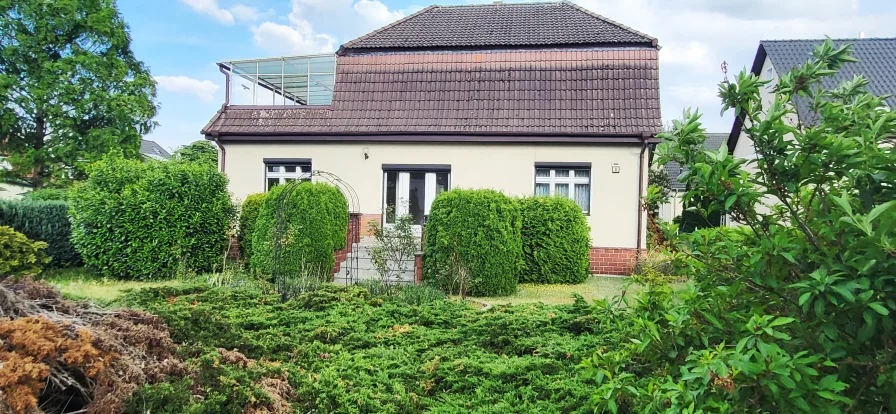 Hausansicht mit Grünfläche - Haus kaufen in Falkensee - Zeitloser Altbaucharme: Flexibles Wohnen mit Geschichte