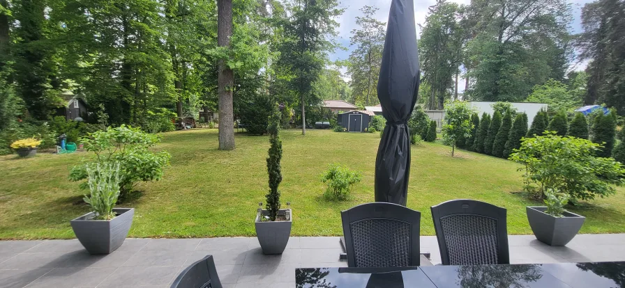 Blickvon der Terrasse in den Garten