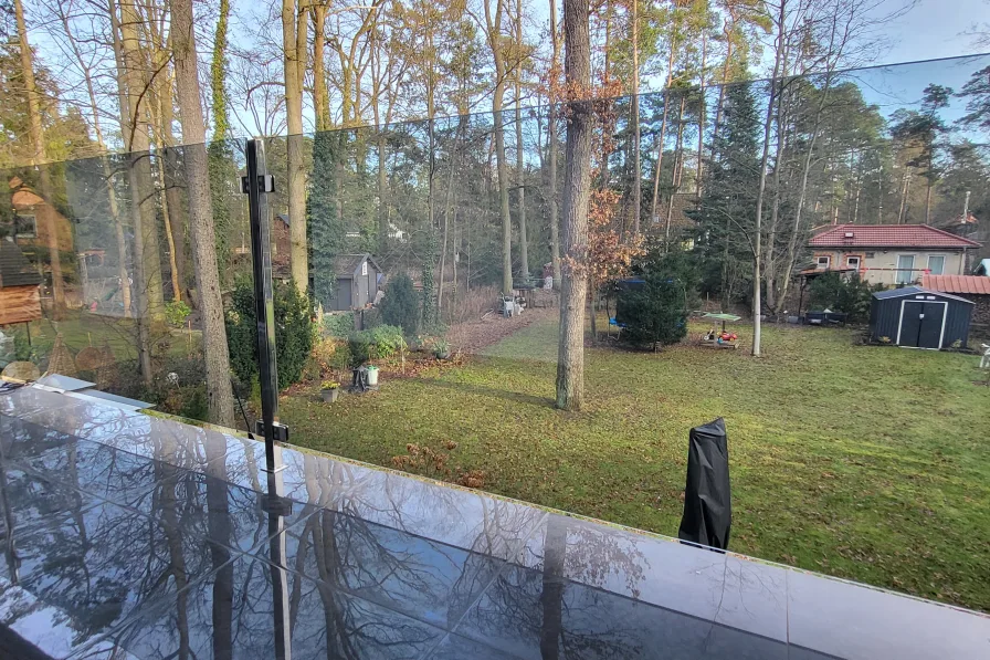 Blick vom Balkon in den Garten 2