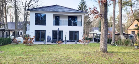 Hausansicht vom Garten Titel - Haus kaufen in Schönwalde-Glien - Repräsentative Stadtvilla: Luxuriöse  Eleganz