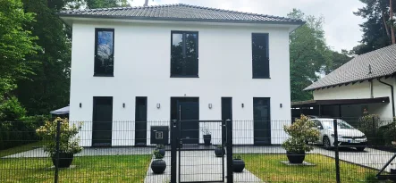 Haus Frontansicht - Haus kaufen in Schönwalde-Glien - Exklusive Stadtvilla mit nachhaltigem Design und außergewöhnlichem Wohnkomfort