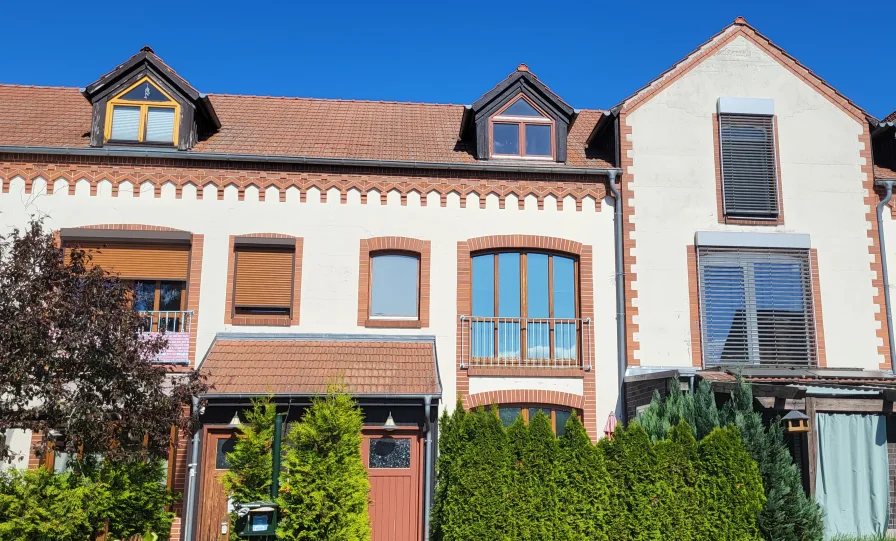 Titelbild - Haus kaufen in Ketzin - Romantisches Reihenhaus in Historischer Scheune - Modernes Wohnen im Grünen