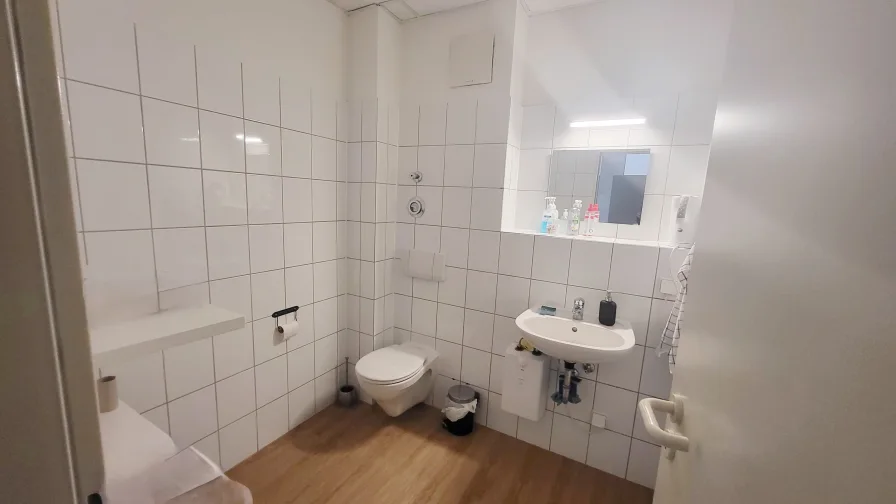 geräumiges WC