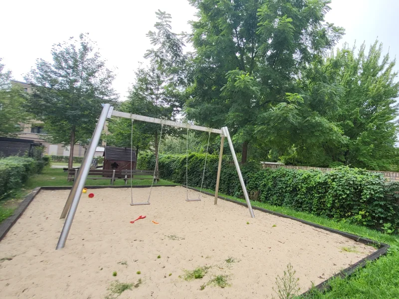 Eingewachsener Spielplatz im hinteren Hofteil