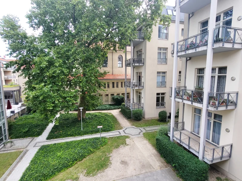 Loggia Blick in den parkähnlichen grünen Innenhof