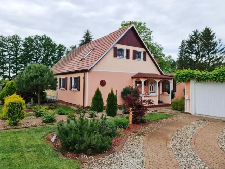 Hausansicht mit Einfahrt - Haus kaufen in Falkensee - Liebevoll sanierte Doppelhaushälfte