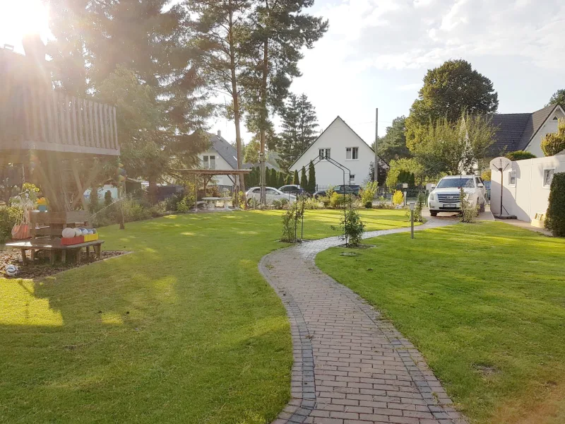 Gartenblick mit Baumhaus