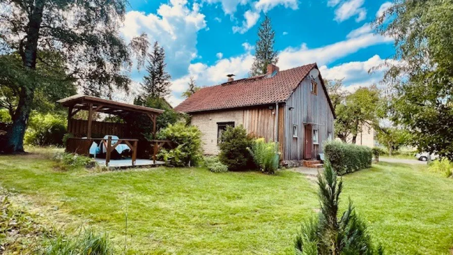 1 - Haus mieten in Wiesenburg - Kleines Haus zur Miete mit großem Garten und Carport am Waldrand