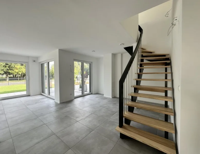 EG: Wohn-/Küchenbereich mit Treppe ins OG