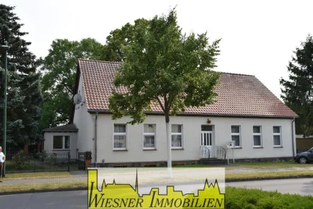 Straßenansicht - Haus kaufen in Steinhöfel OT Arensdorf - Erbbaurecht - Doppelhaus mit Teilkeller und viel Platz für gemütliches Landleben !