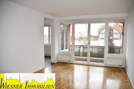 Wohnzimmer mit Loggia - Wohnung kaufen in Frankfurt (Oder) - 2-Zimmer-ETW in Frankfurt (Oder) - Altersgerecht und mit Oderblick 