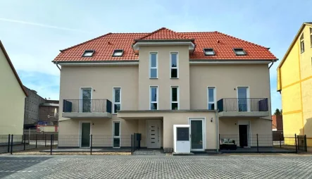 Rück-/Hofansicht/Hauseingang - Wohnung mieten in Müllrose - BARRIEREFREIE EG-Wohnung - ERSTBEZUG mit 2 Terrassen + Garten + Seeblick 
