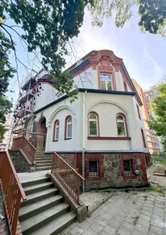 Hauseingang - Wohnung mieten in Frankfurt (Oder) - Elegante Stadtvilla wird aus dem Dornröschenschlaf zum Strahlen erweckt - 1. OG mit Balkon