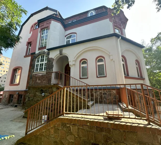 Hauseingang - Wohnung mieten in Frankfurt (Oder) - Elegante Stadtvilla wird aus dem Dornröschenschlaf zum Strahlen erweckt - 1. OG mit Balkon