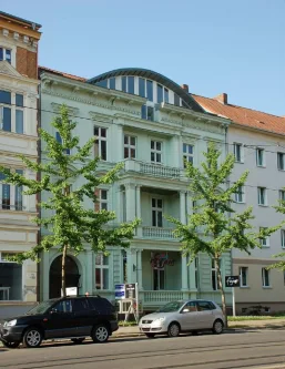 Straßenansicht - Wohnung mieten in Frankfurt (Oder) - Dachnest mit Charme und Balkon - ideal für 1 bis 2 Personen - Zentrumsnähe + Parkanlage vor der Tür ...