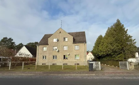 Vorder-/Straßenansicht - Wohnung mieten in Briesen (Mark) - Umgeben vom Wald- und Seengebiet am Ortsrand von Briesen (Mark) - kleinere 3-Zi-Wohnung - 1. OG -