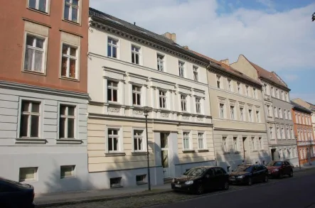 Straßenansicht - Wohnung mieten in Frankfurt (Oder) - Single-Wohnung - Hochparterre - mit Balkon und Küchenblock