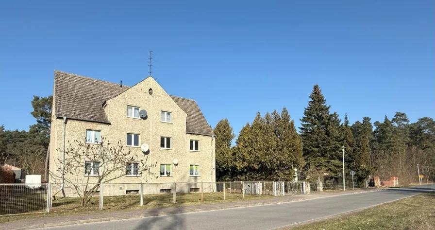 Straßenansicht - Wohnung mieten in Briesen (Mark) - Wohnen in NATURREICHER Umgebung - kleinere 3-Zi-Wohnung - 1. OG - Wald- und Seengebiet am Ortsrand