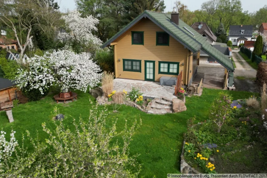 Blick auf die Terrasse, rechts gemeinsame Zufahrt mit Nachbarn