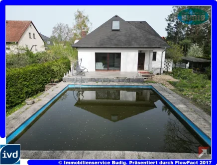 Ansicht des Hauses aus dem Garten - Haus kaufen in Hoppegarten, OT Birkenstein - Solides, S-Bahn-nahes Einfamilienhaus mit herrlichem Pool