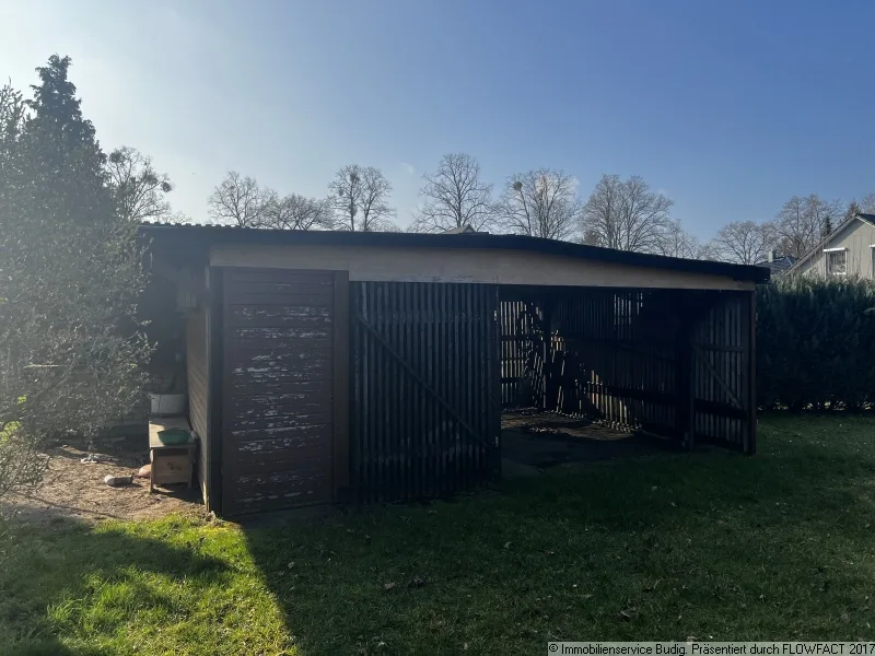 vorhandener Carport und Geräteschuppen