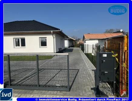 Gesamtansicht mit Zufahrt - Haus mieten in Fredersdorf-Vogelsdorf - Mietangebot - Modernes Einfamilienhaus im Bungalowstil