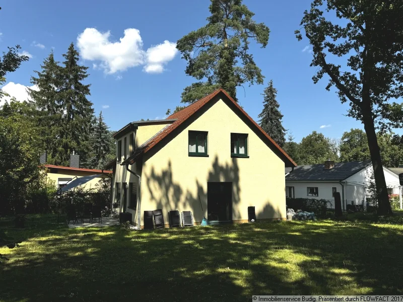 Blick vom Garten zur Terrasse