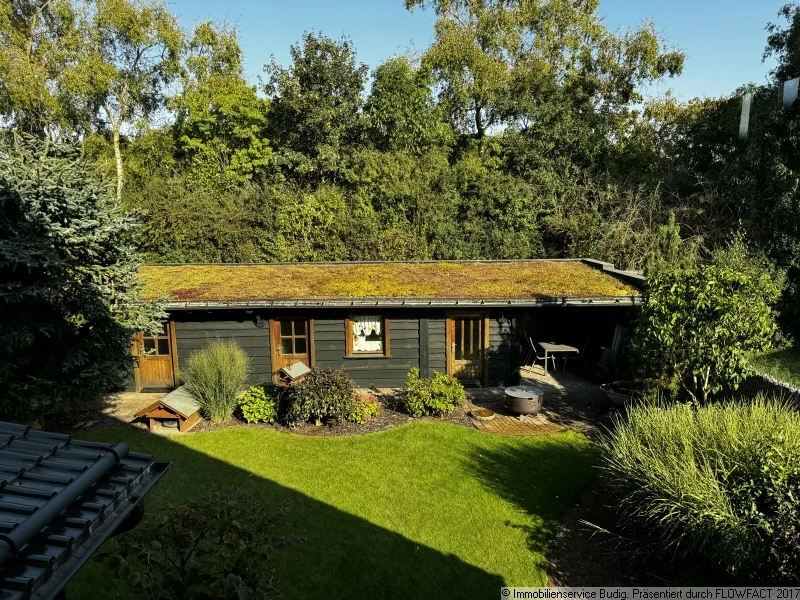 Blick aus dem Obergeschoss in den Garten