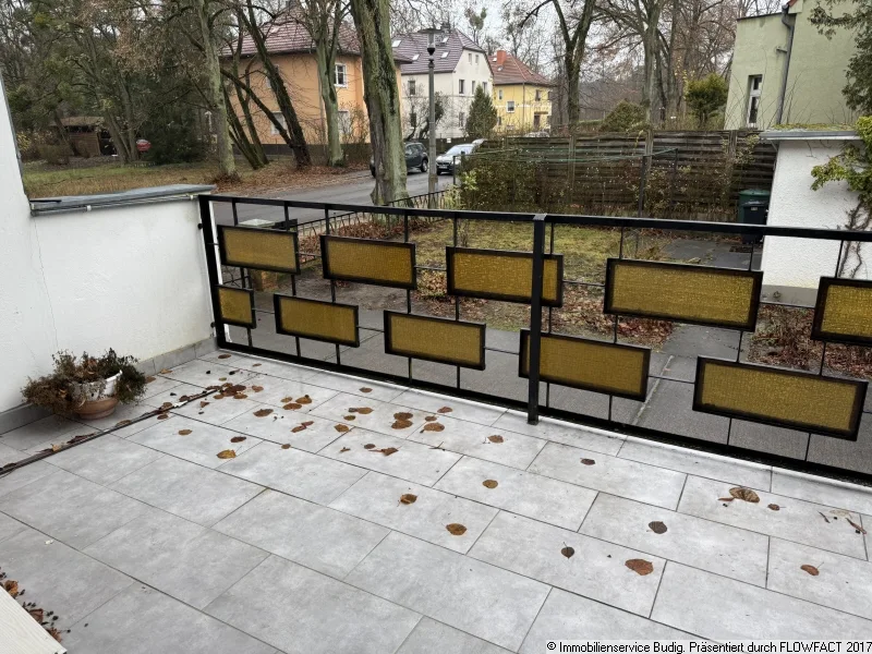 Blick vom Ergeschoss-Balkon auf die Nachbarbebauung