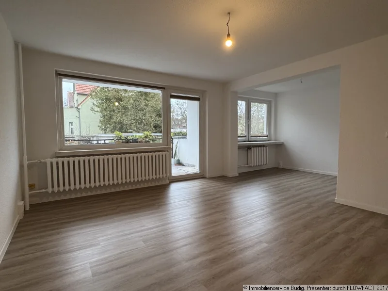 Blick ins Wohnzimmer mit Zugang zum Balkon