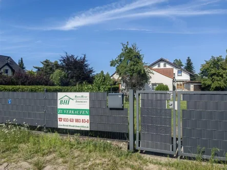 Blick von der Straße - Grundstück kaufen in Woltersdorf - Baugrundstück mit nutzbarem Althaus