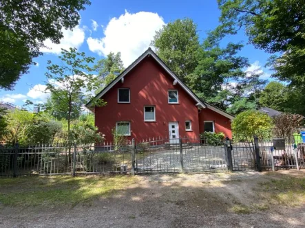 Ansicht von der Strasse - Haus kaufen in Petershagen/Eggersdorf - Bezaubernde Liegenschaft in privilegierter Waldrandlage   