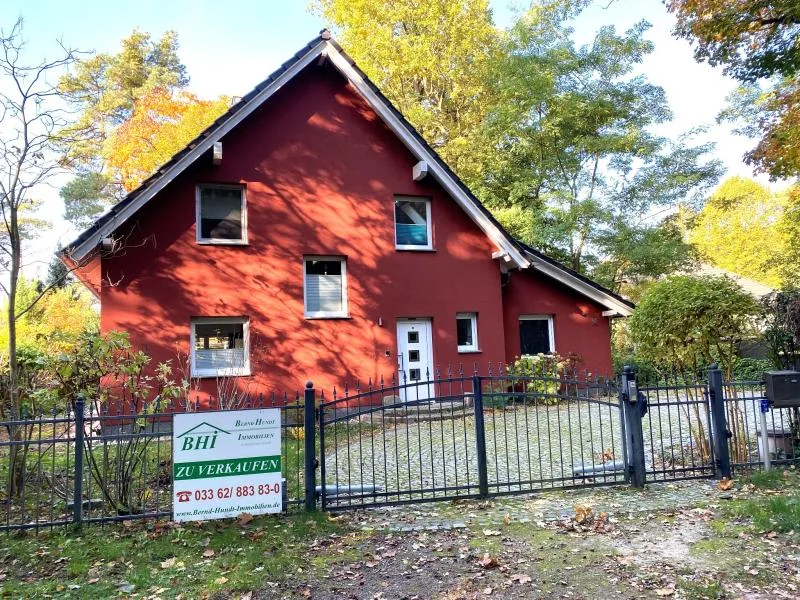 Hausansicht - Haus kaufen in Petershagen/Eggersdorf - Bezaubernde Liegenschaft in privilegierter Waldrandlage   