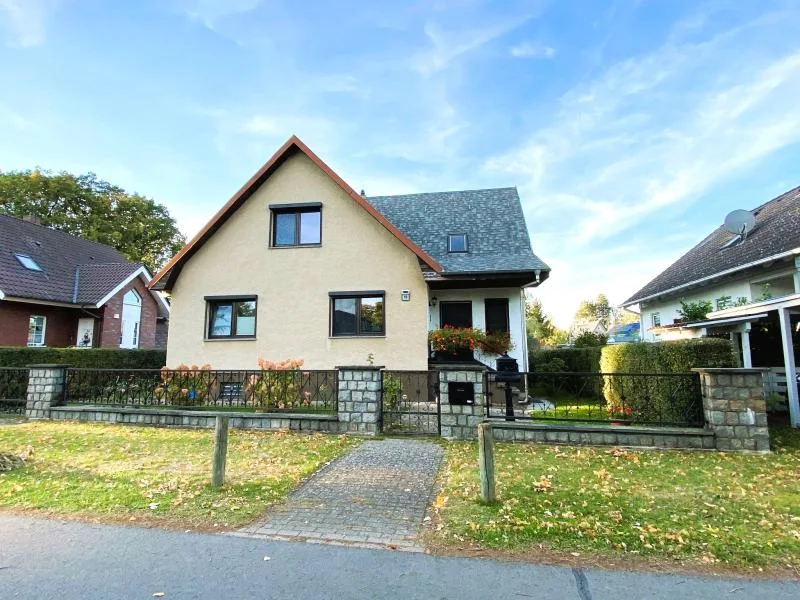 Hausansicht - Haus kaufen in Neuenhagen bei Berlin - Wohlfühlhaus mit Ausbaupotential - Hier wird Ihre Familie glücklich