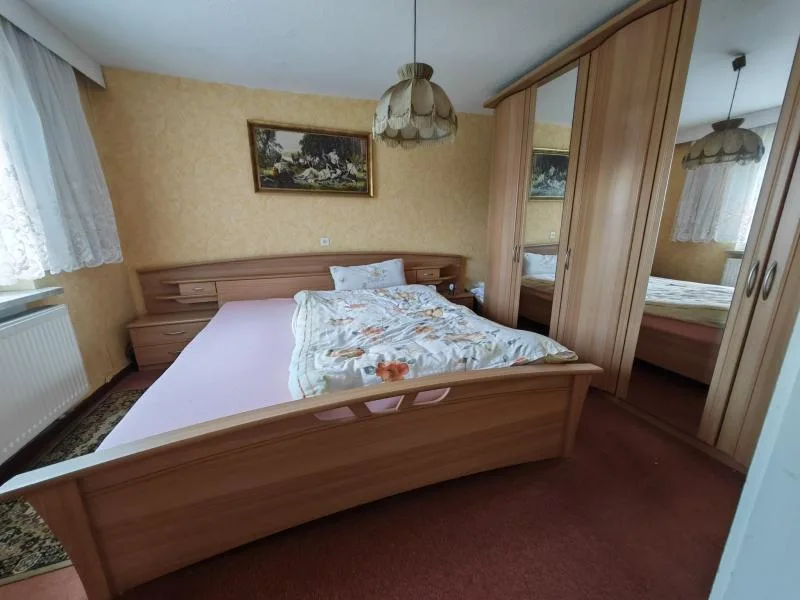 1728837622-Schlafzimmer_oben.jpg