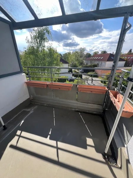 Balkon - Wohnung kaufen in Schöneiche - Attraktive freie 3-Zimmer-Wohnung im Dachgeschoss mit Balkon und Garagenstellplatz