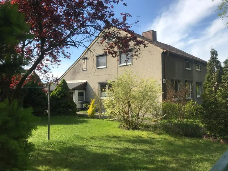 Seitenansicht - Haus kaufen in Schöneiche - Massive Doppelhaushälfte mit massivem Nebengelass und Garage auf schönem Grundstück