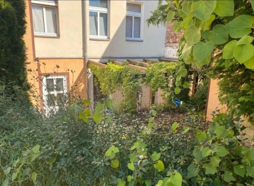 hintere Hausansicht mit Eingang  - Wohnung kaufen in Fürstenwalde/Spree - Ruhig gelegene Souterrain-Wohnung im Fürstenwalder Zentrum