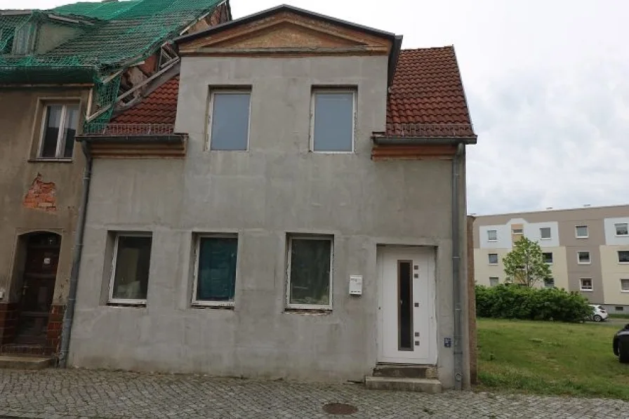 Straßenansicht - Haus kaufen in Calau - teilmodernisiertes Reihenendhaus in Stadtnähe von Calau