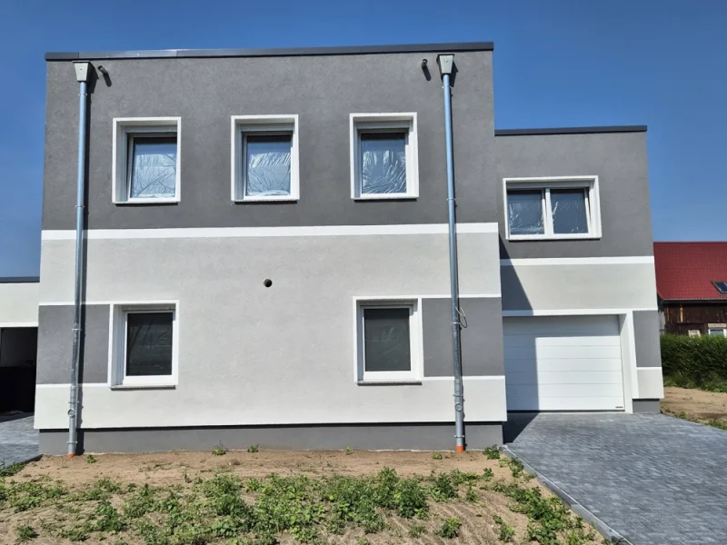 Straßenansicht mit Garage - Haus mieten in Drahnsdorf / Falkenhain - neues Einfamilienhaus über 2 Etagen in ländlicher Umgebung zur Miete