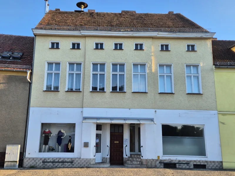 Straßenansicht 2 - Haus kaufen in Lübben (Spreewald) - Wohn- und Geschäftshaus mit 5 Gewerbe- und 5 Wohneinheiten in der Lübbener Altstadt