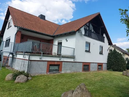 Straßenansicht mit Terrasse - Haus kaufen in Lübben (Spreewald) / Radensdorf - schönes, attraktives Grundstück mit großem Wohnhaus und Doppelgarage im Stadtteil von Lübben