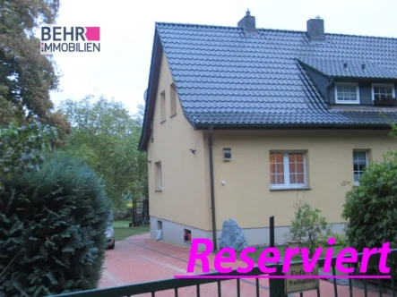 strassenseitige Ansicht - Haus kaufen in Joachimsthal - RESERVIERT!!!  DHH in der Schorfheide am Werbellinsee