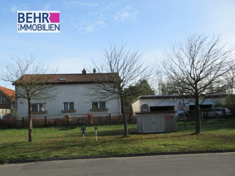 Hausansicht mit Doppelgarage - Haus kaufen in Schorfheide OT Finowfurt - Viel Platz für Alle und Alles auf wunderschönem Anwesen