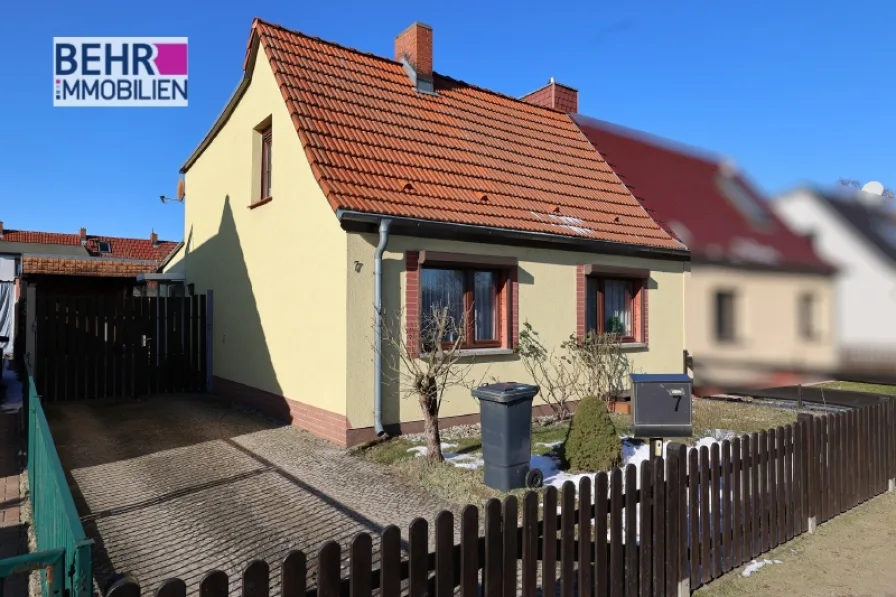 strassenseitige Hausansicht - Haus kaufen in Eberswalde - Sie suchen keine Baustelle, sondern ein Zuhause!