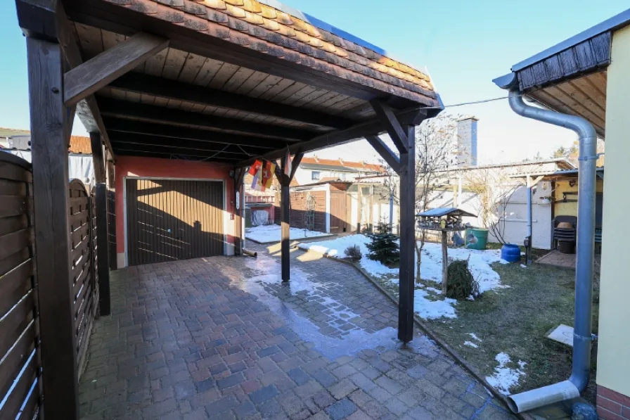 Garage mit Carport