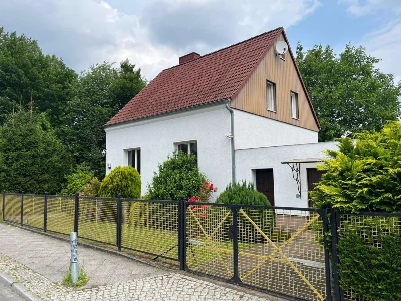  - Haus kaufen in Berlin - DEUTSCHMANN IMMOBILIEN ***** ivd - Solides Einfamilienhaus mit Bauland in 2. Reihe in Berlin-Karow!