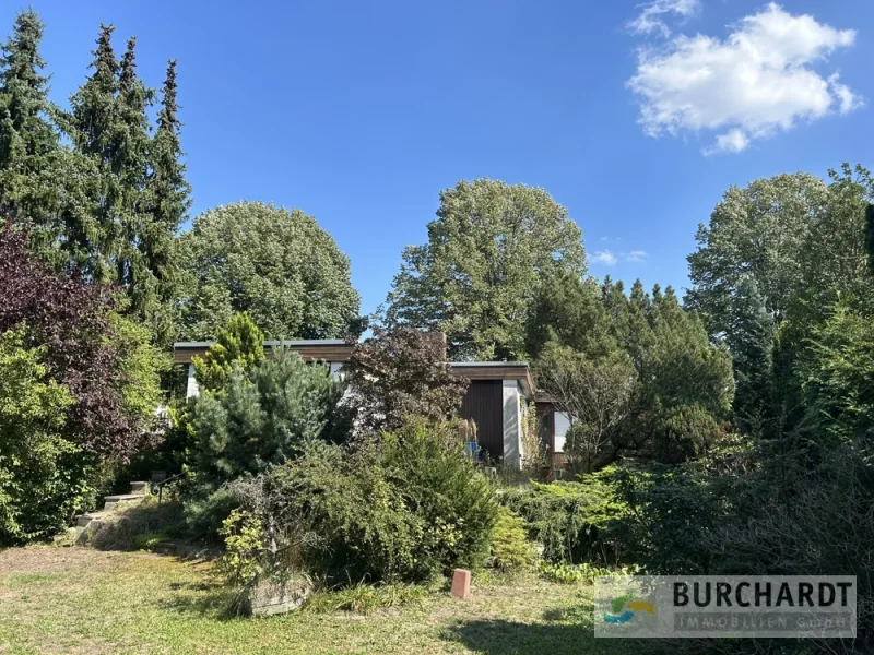 Hausansicht vom Garten - Haus kaufen in Berlin - Schön Wohnen im Garten der Hauptstadt – Bungalow in Heiligensee.