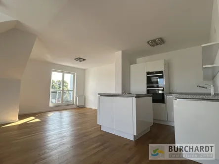 Wohnbereich mit Küche - Wohnung kaufen in Berlin - Moderne Dachgeschosswohnung mit freiem Blick von Dachterrasse