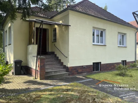 Straßenansicht - Haus kaufen in Glienicke/Nordbahn - Kleinhaus in ruhiger Lage auf sonnigem Grundstück